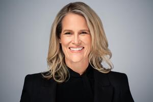 Beth Lowry headshot photo