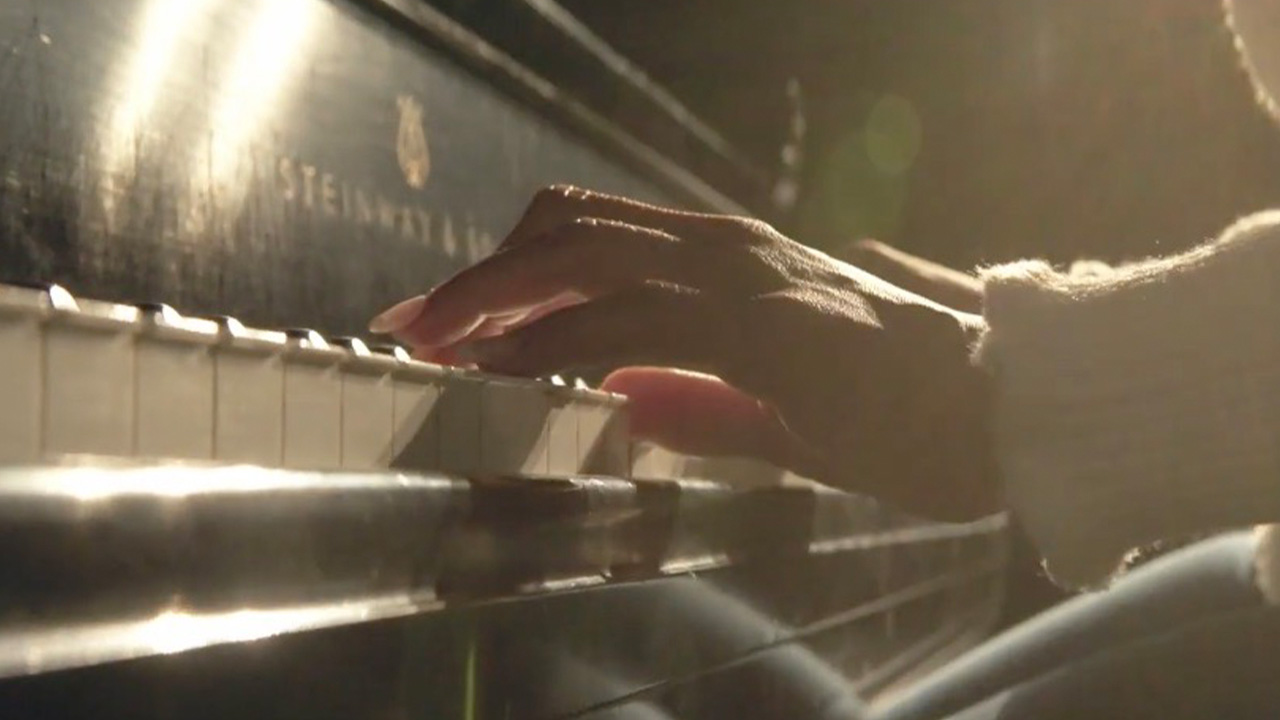 Scheller Executive MBA Torri Smith plays the piano