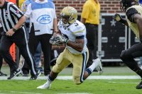 Football action shot of Isiah Willis