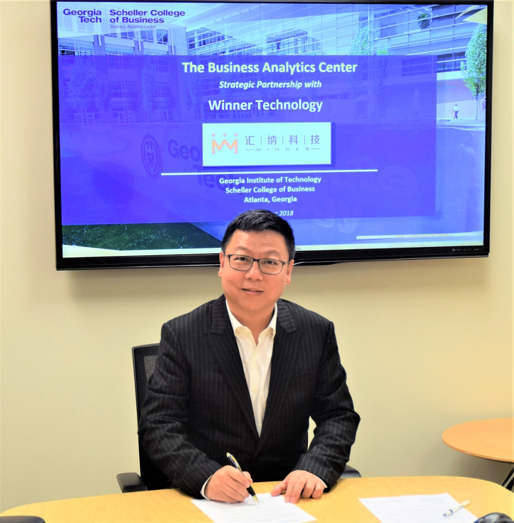 Hongjun Eric Zhang, Chairman & CEO of Winner Technology signs MOU with the Business Analytics Center @ Scheller College of Business