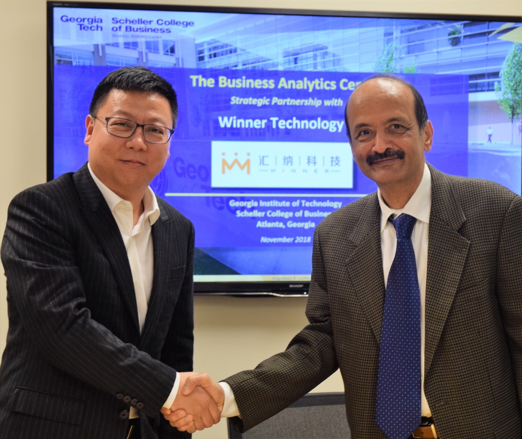 Hongjun Eric Zhang, Chairman & CEO of Winner Technology of Shanghai China and  Prof. Sri Narasimhan, Faculty Co-Directors of the Business Analytics Center @ Scheller College of Business, shake hands to celebrate the agreement